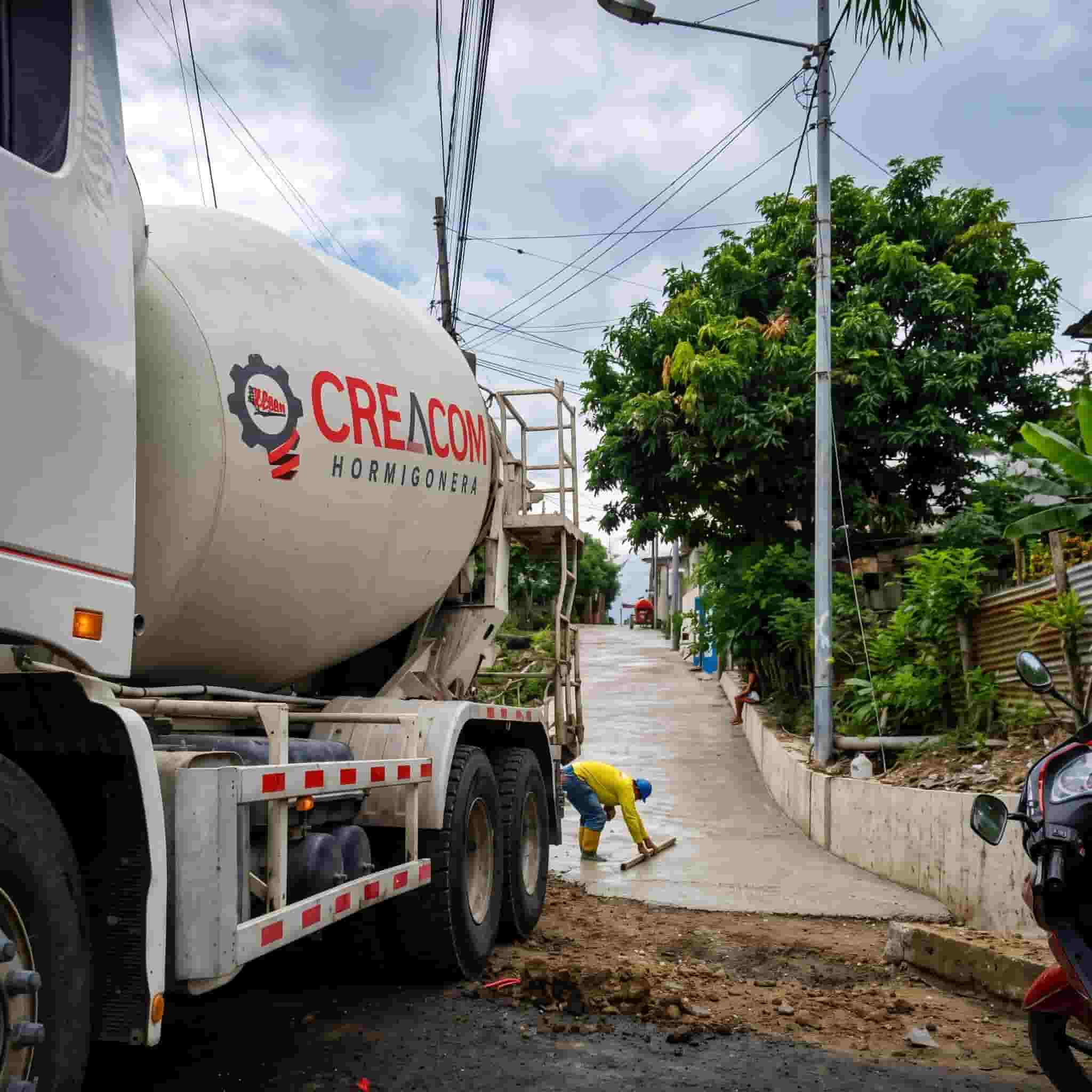 Camión hormigonera en obra de infraestructura