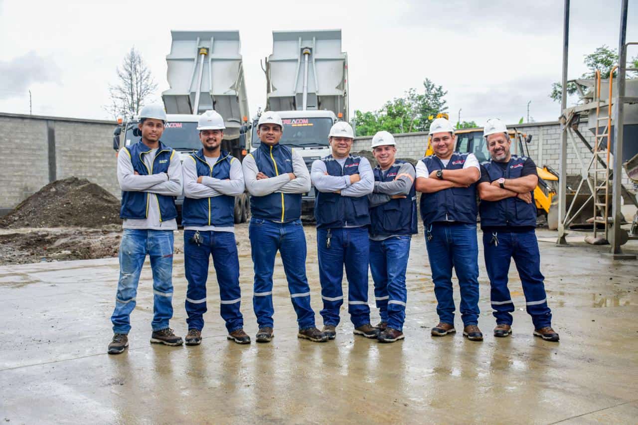 Equipo de trabajo de Creacom Hormigonera junto a camión mixer de transporte de hormigón premezclado