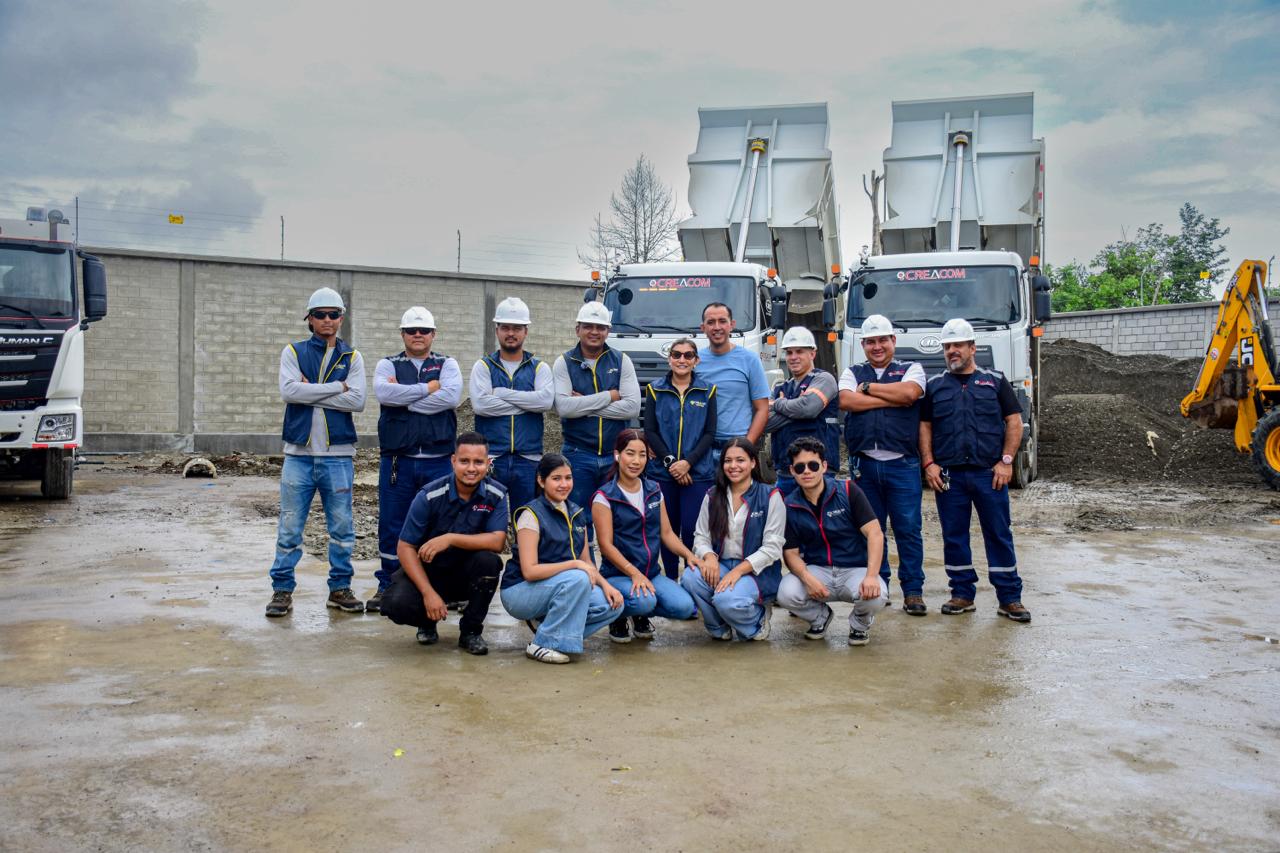 Grupo de Creacom Hormigonera junto a los equipos de la empresa