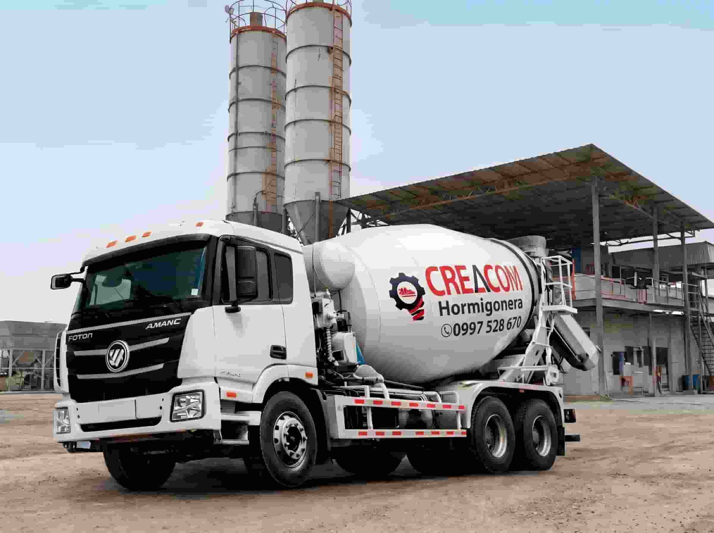 Mixer de Creacom junto a los silos de la planta