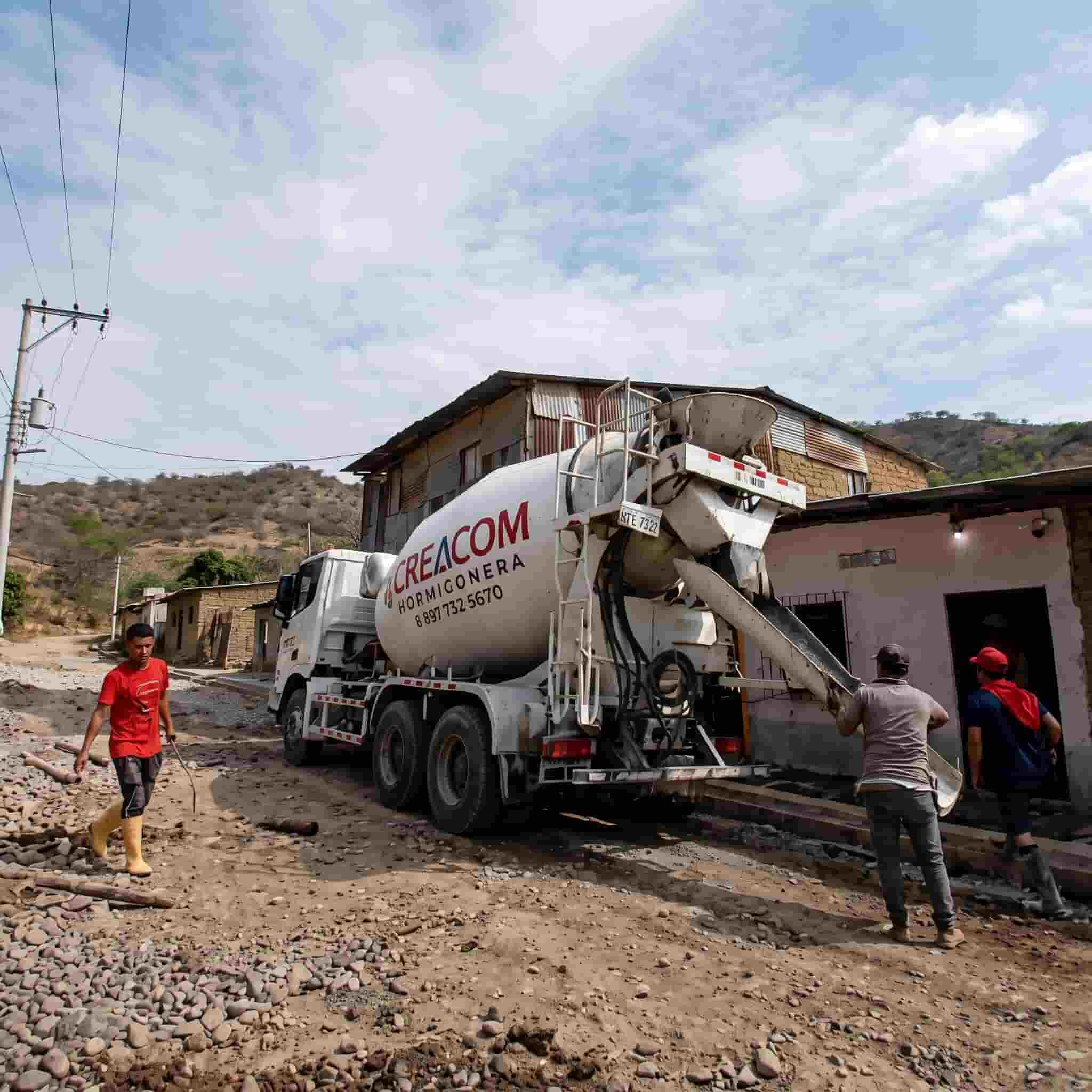 Mixer de Creacom en un frente de obra con personal de construcción
