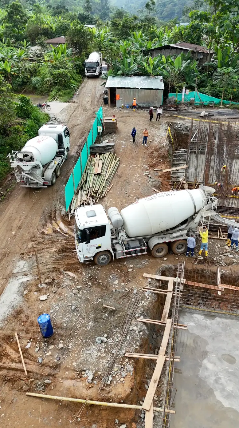 Vista aérea de mixers de Creacom en el acceso y punto de descarga de una obra