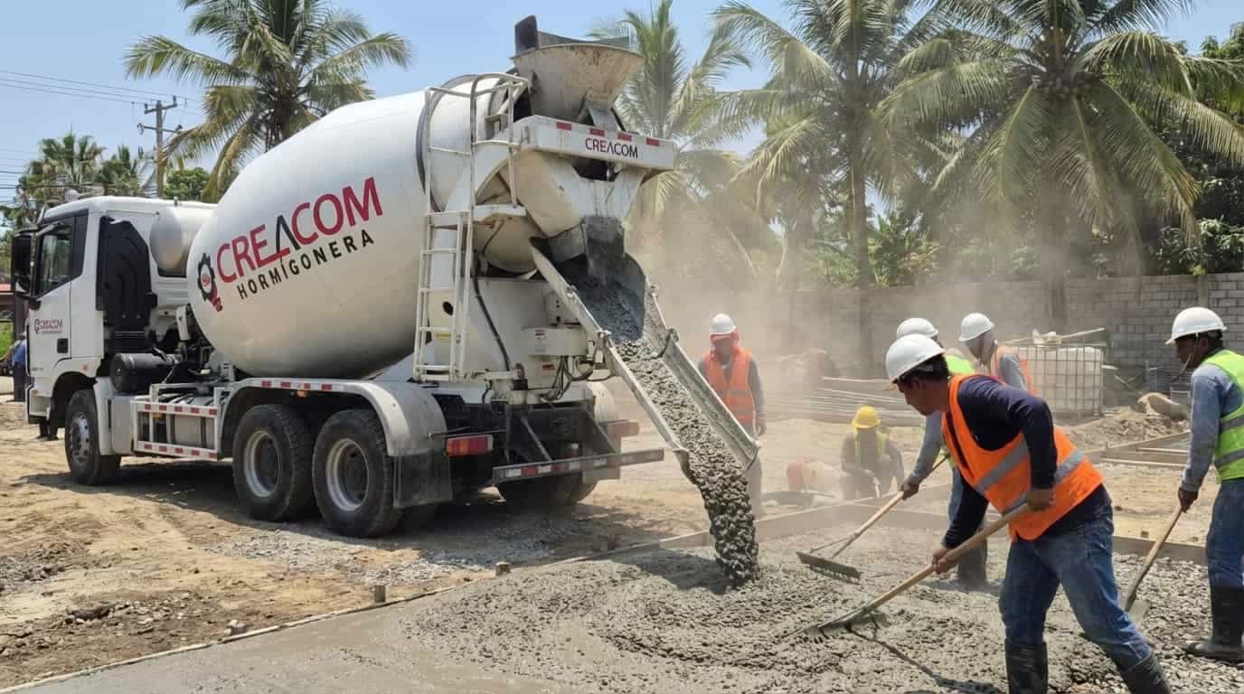 Construcción de aceras y bordillos con hormigón H-180 en Guayas